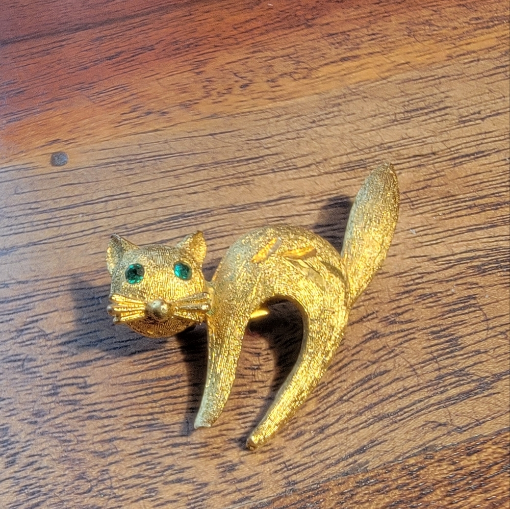 Vintage Mamselle Scaredy Cat Goldtone Metal With Green Rhinestone Eyes Brooch